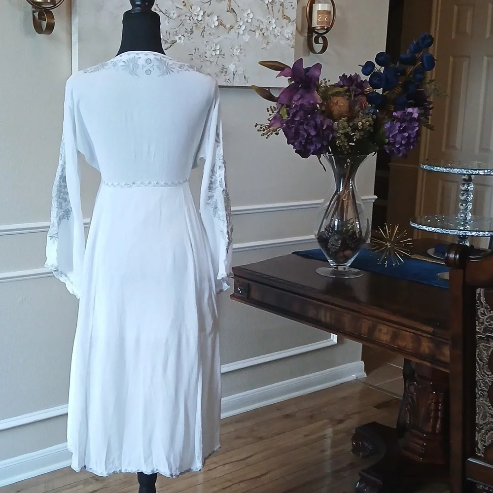 Women's White Boho Embroidered High Low Dress. Size M - Picture 9 of 17